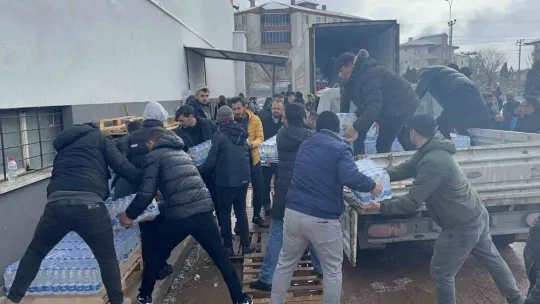 Aksaray'dan deprem bölgesine 20 tır yardım