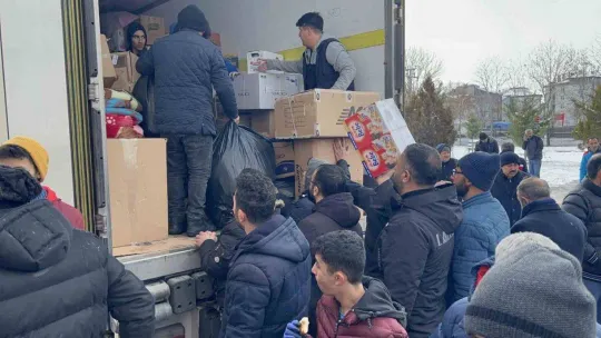 Aksaray'dan deprem bölgesine 20 tır yardım