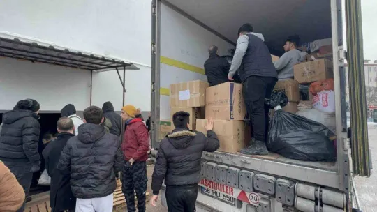 Aksaray'dan deprem bölgesine 20 tır yardım