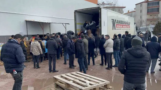 Aksaray'dan deprem bölgesine 20 tır yardım
