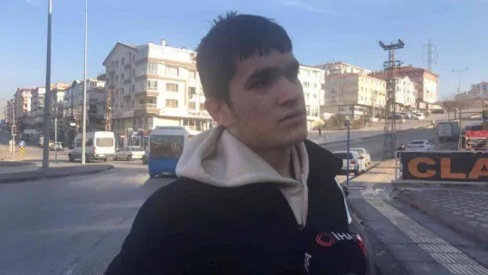 Akülü sandalyeli engelli adama kamyonet çarpma anı kamerada