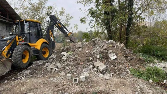 Akyazı'da metruk binalar yıkılıyor