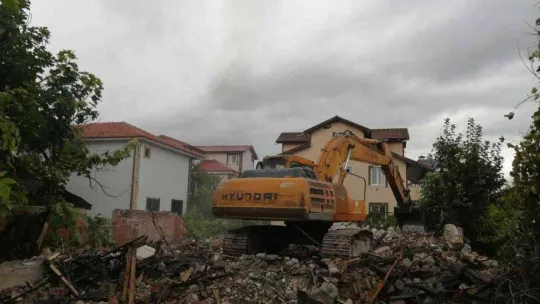 Akyazı'da metruk binalar yıkılıyor