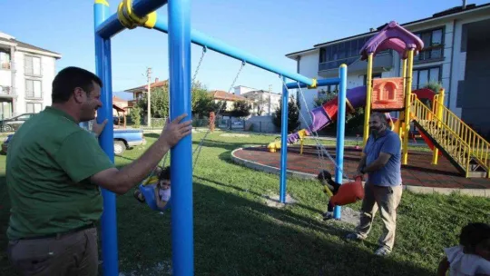 Akyazı'nın mahalleleri park ve spor alanları ile güzelleşiyor