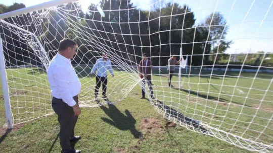 Akyazı'nın mahalleleri park ve spor alanları ile güzelleşiyor