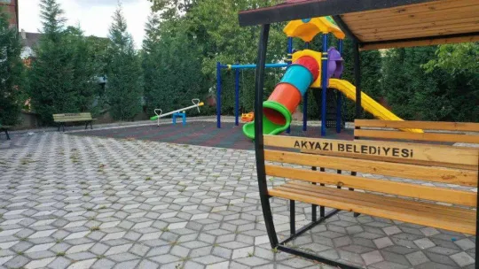 Akyazı'nın mahalleleri park ve spor alanları ile güzelleşiyor
