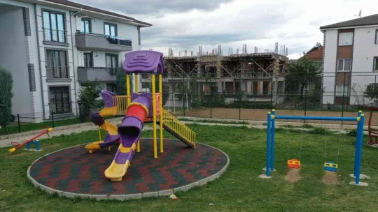 Akyazı'nın mahalleleri park ve spor alanları ile güzelleşiyor