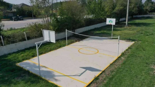 Akyazı'nın mahalleleri park ve spor alanları ile güzelleşiyor