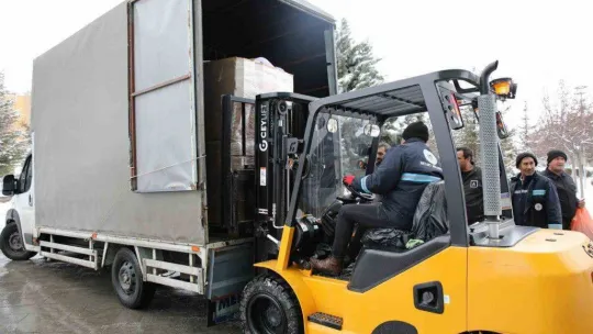 Akyurt'tan afet bölgelerine iş makinesi ve yardım malzemesi desteği