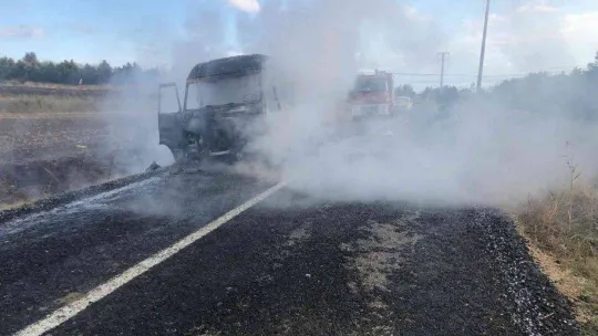 Alev alan okul servisi demir yığınına döndü