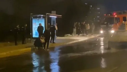 Alev alev yanan aracını çaresiz gözlerle izledi