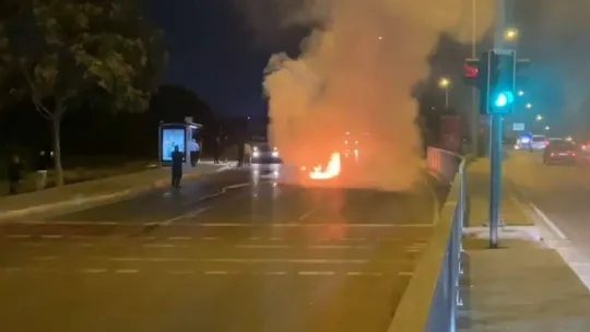 Alev alev yanan aracını çaresiz gözlerle izledi