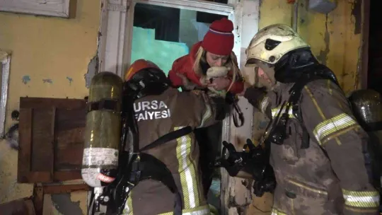 Alev alev yanan binada mahsur kalan kadını itfaiye ekipleri zamanla yarışarak böyle kurtardı