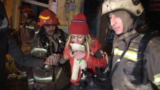 Alev alev yanan binada mahsur kalan kadını itfaiye ekipleri zamanla yarışarak böyle kurtardı