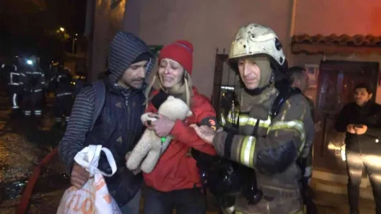 Alev alev yanan binada mahsur kalan kadını itfaiye ekipleri zamanla yarışarak böyle kurtardı