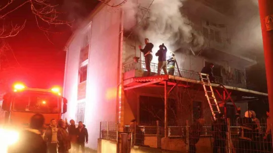 Alev alev yanan evlerini gözyaşları içinde çaresizlikle izlediler