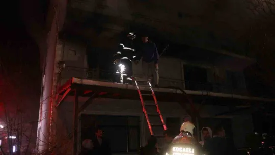 Alev alev yanan evlerini gözyaşları içinde çaresizlikle izlediler