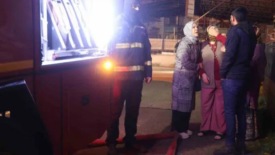 Alev alev yanan evlerini gözyaşları içinde çaresizlikle izlediler