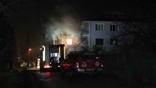 Alev alev yanan evlerini gözyaşları içinde çaresizlikle izlediler