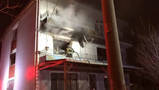 Alev alev yanan evlerini gözyaşları içinde çaresizlikle izlediler