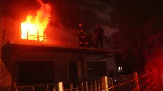 Alev alev yanan evlerini gözyaşları içinde çaresizlikle izlediler