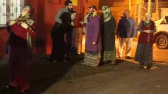 Alev alev yanan evlerini gözyaşları içinde çaresizlikle izlediler