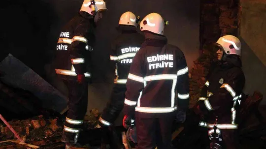 Alevler göğe yükseldi, tarihi konak küle döndü