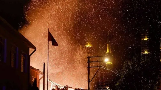 Alevler göğe yükseldi, tarihi konak küle döndü