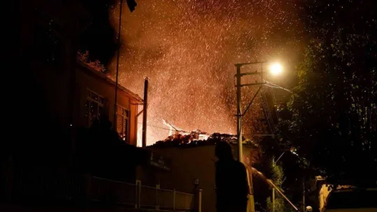 Alevler göğe yükseldi, tarihi konak küle döndü