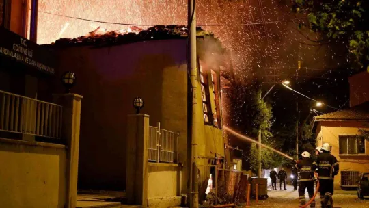 Alevler göğe yükseldi, tarihi konak küle döndü