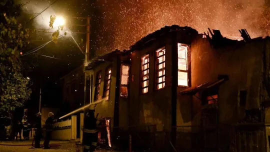 Alevler göğe yükseldi, tarihi konak küle döndü