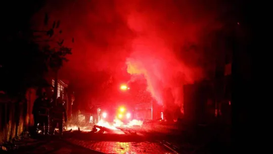 Alevler göğe yükseldi, tarihi konak küle döndü