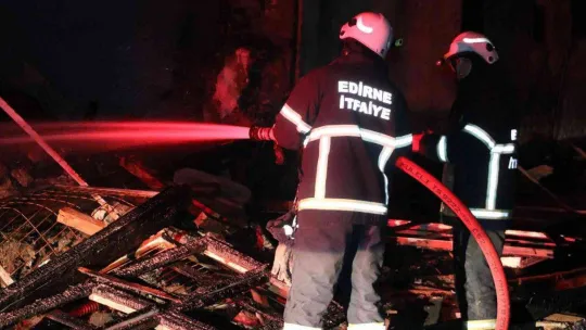 Alevler göğe yükseldi, tarihi konak küle döndü