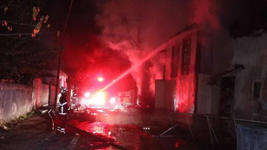 Alevler göğe yükseldi, tarihi konak küle döndü