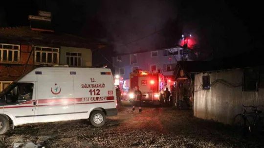 Alevlere teslim olan çatıyı söndürmeye çalışırken üzerine moloz düştü