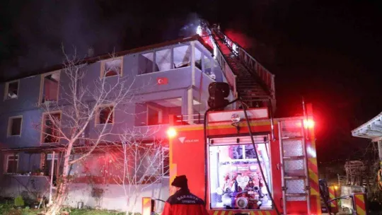 Alevlere teslim olan çatıyı söndürmeye çalışırken üzerine moloz düştü