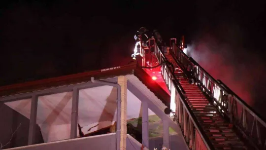 Alevlere teslim olan çatıyı söndürmeye çalışırken üzerine moloz düştü