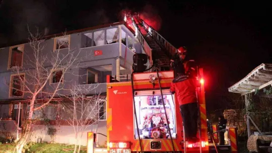 Alevlere teslim olan çatıyı söndürmeye çalışırken üzerine moloz düştü