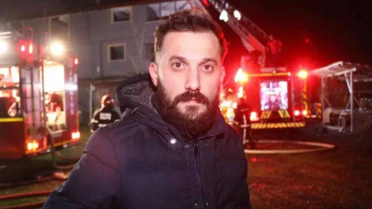 Alevlere teslim olan çatıyı söndürmeye çalışırken üzerine moloz düştü