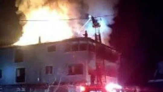 Alevlere teslim olan çatıyı söndürmeye çalışırken üzerine moloz düştü