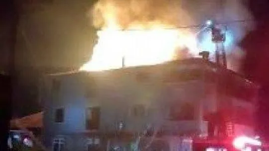 Alevlere teslim olan çatıyı söndürmeye çalışırken üzerine moloz düştü