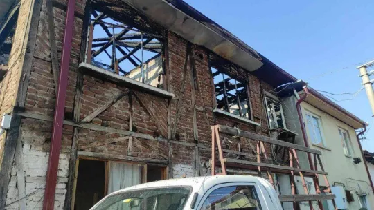 Alevlere teslim olan evde 2 kişi hayatını kaybetti, 3 kişi yaralandı