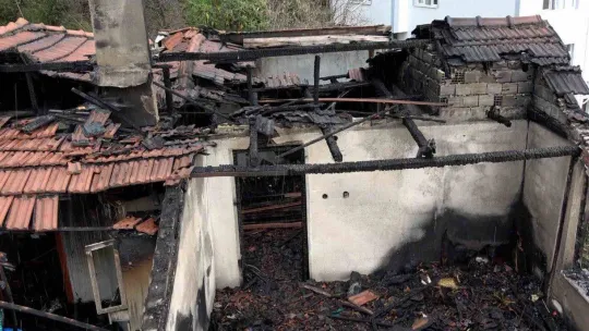 Alevlere teslim olan evde hasar gün yüzüne çıktı