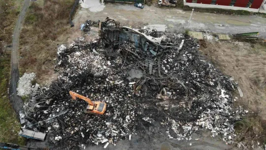 Alevlere teslim olan mobilya deposundan geriye sadece demir yığınları kaldı