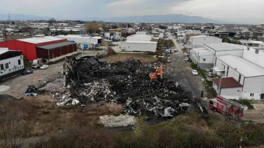 Alevlere teslim olan mobilya deposundan geriye sadece demir yığınları kaldı