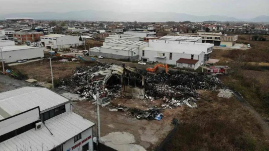 Alevlere teslim olan mobilya deposundan geriye sadece demir yığınları kaldı