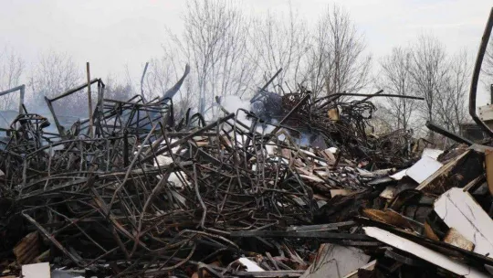 Alevlere teslim olan mobilya deposundan geriye sadece demir yığınları kaldı