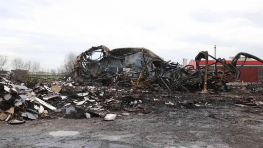 Alevlere teslim olan mobilya deposundan geriye sadece demir yığınları kaldı