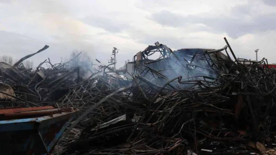 Alevlere teslim olan mobilya deposundan geriye sadece demir yığınları kaldı