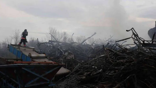 Alevlere teslim olan mobilya deposundan geriye sadece demir yığınları kaldı